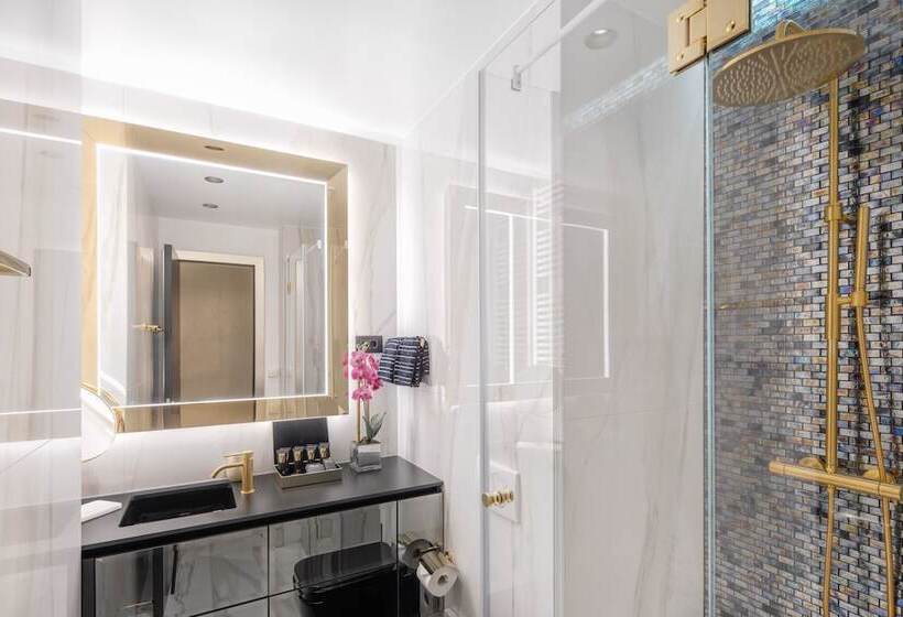 استودیوی لوکس, Posh Residence Luxury Suites