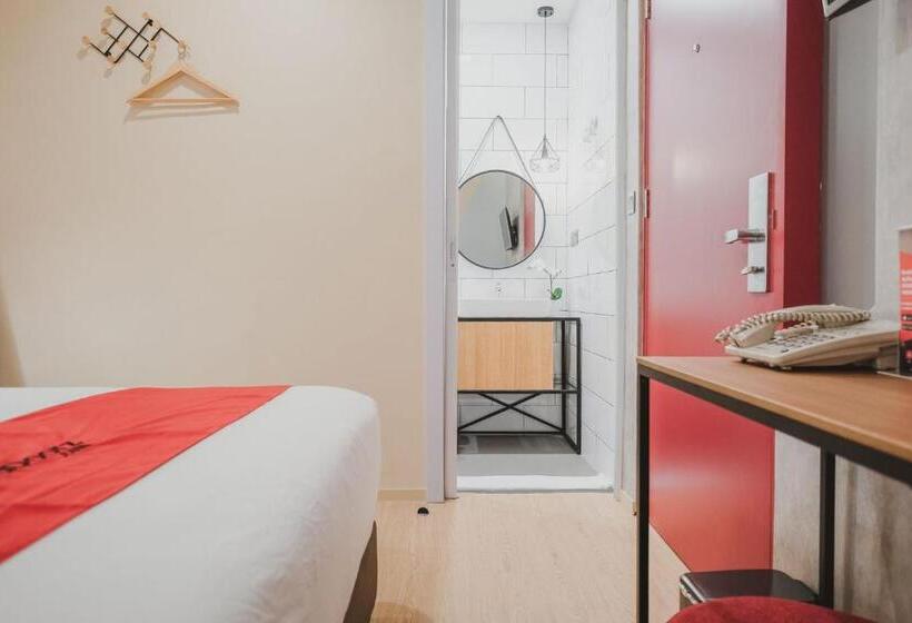 Номер Deluxe, Reddoorz Plus @ Thamrin