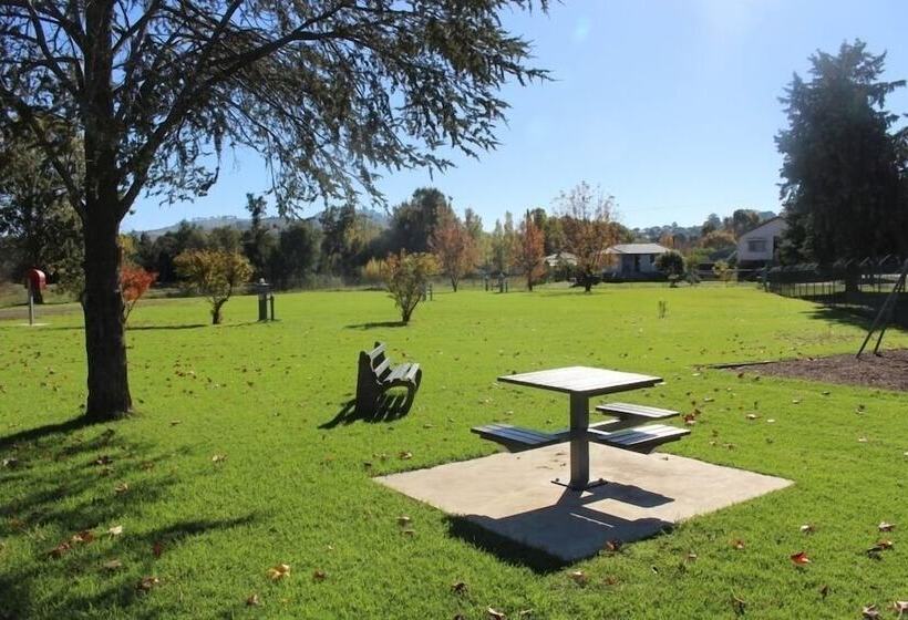 Трехместный Президентский, Gundagai Tourist Suites