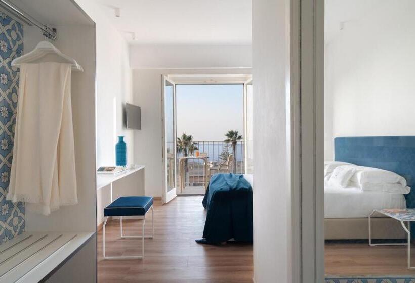 اتاق لوکس با بالکن و چشم‌انداز دریا, Domo 20 Hotel & Rooftop