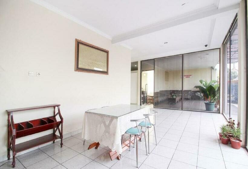 Семейный Номер, Reddoorz Plus Near Stadion Mandala Krida