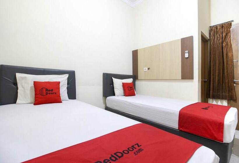 Семейный Номер, Reddoorz Plus Near Stadion Mandala Krida