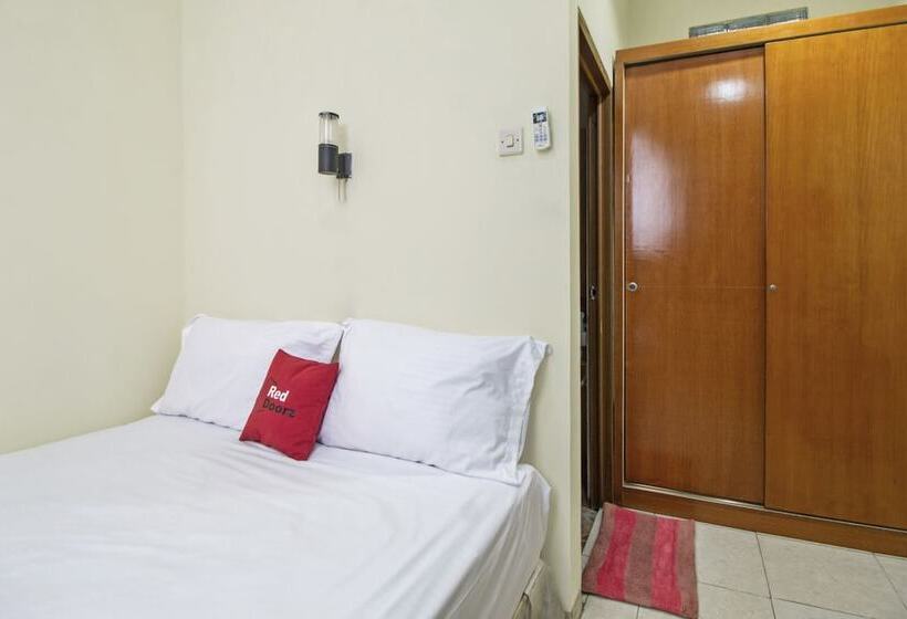 Номер Стандарт, Reddoorz Plus Near Ciputra World Kuningan 2