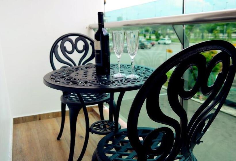 إستديو قياسى مزود بشرفة, Legend Boutique