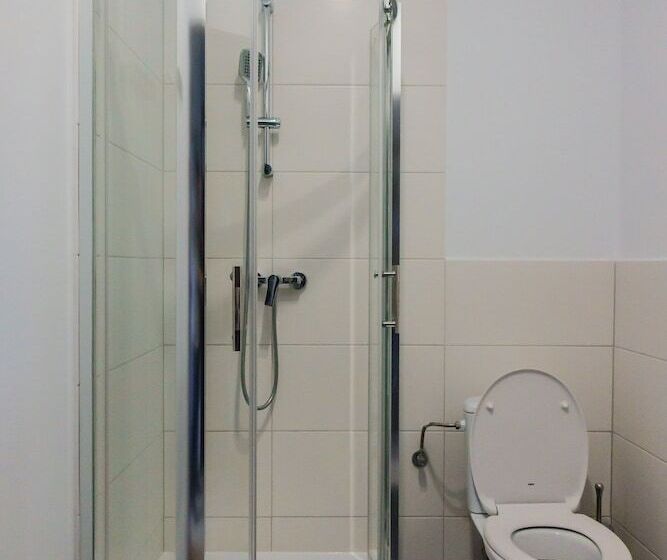 اتاق استاندارد, Trip & Hostel