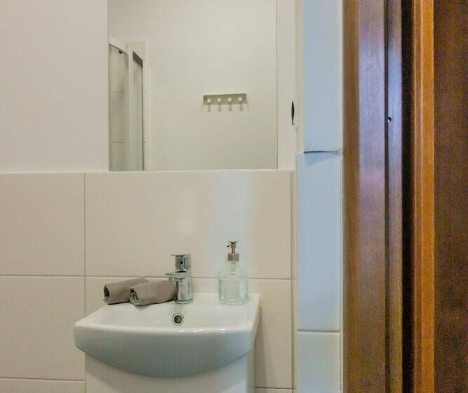 اتاق استاندارد, Trip & Hostel