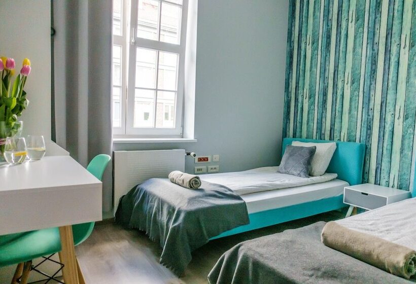 اتاق استاندارد, Trip & Hostel