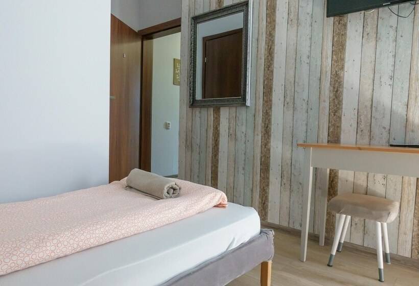 اتاق استاندارد, Trip & Hostel