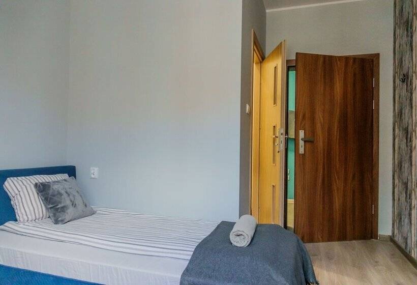 اتاق استاندارد, Trip & Hostel