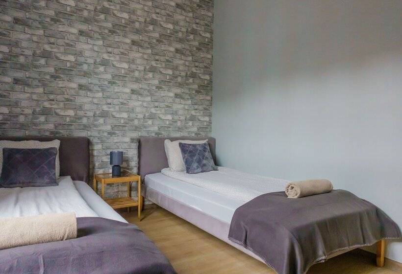 اتاق استاندارد, Trip & Hostel