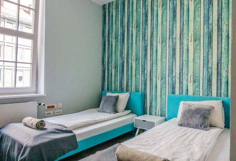 اتاق استاندارد, Trip & Hostel
