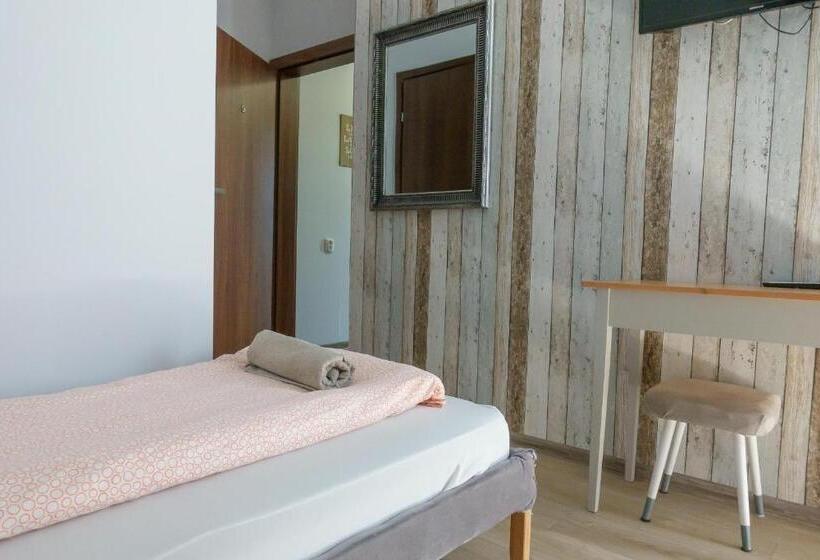 اتاق استاندارد, Trip & Hostel