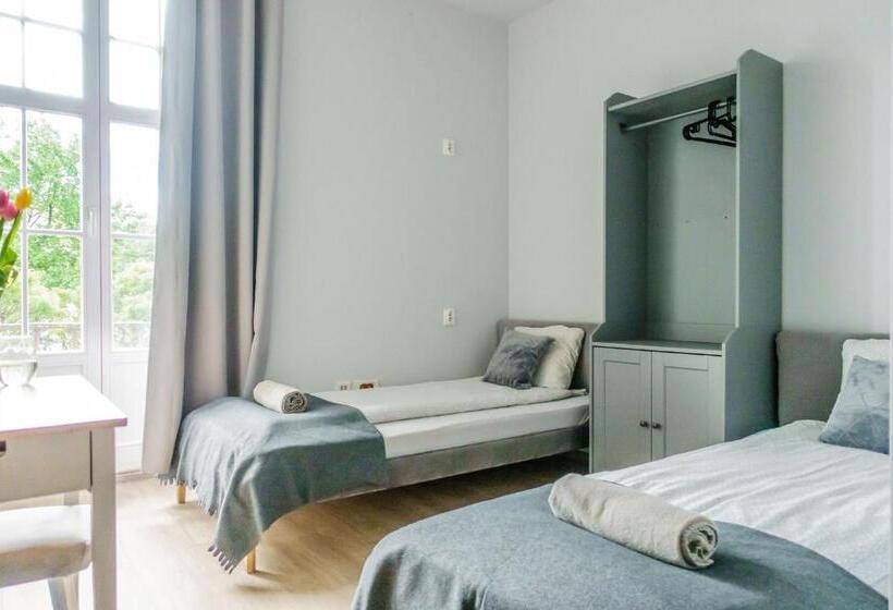 اتاق استاندارد, Trip & Hostel