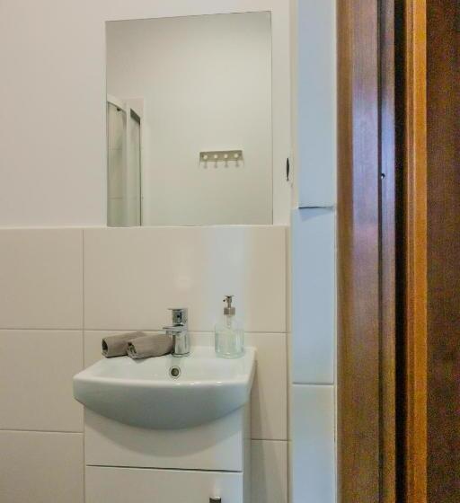 استودیوی استاندارد, Trip & Hostel