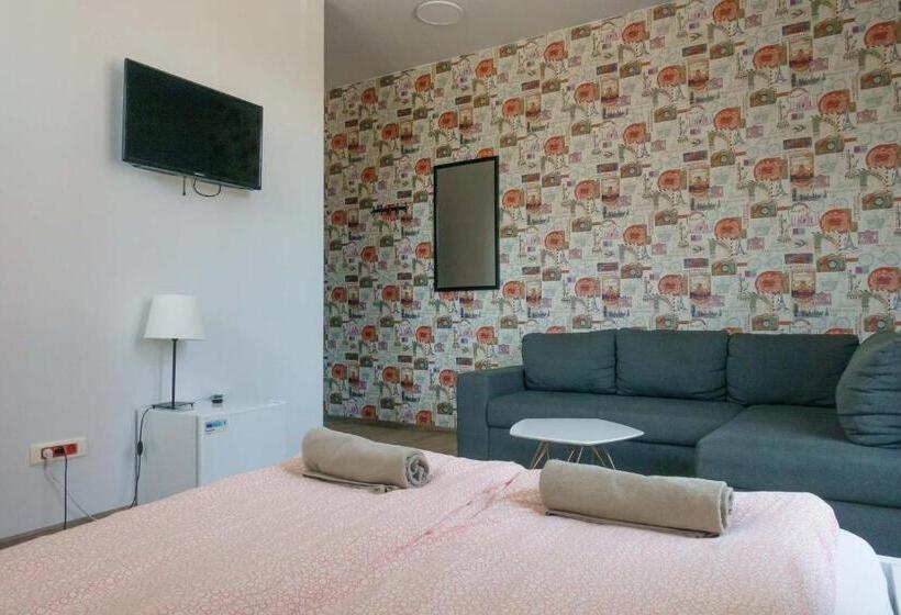 استودیوی استاندارد, Trip & Hostel