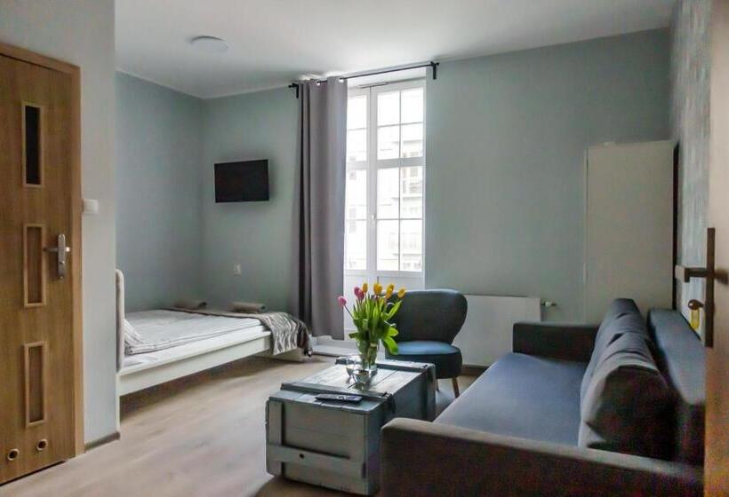 اتاق لوکس, Trip & Hostel
