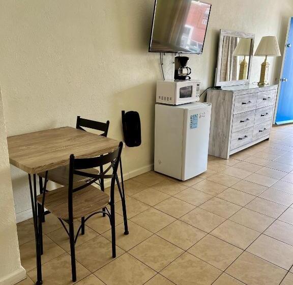 اتاق لوکس با بالکن و چشم‌انداز دریا, Beach Colony Motel