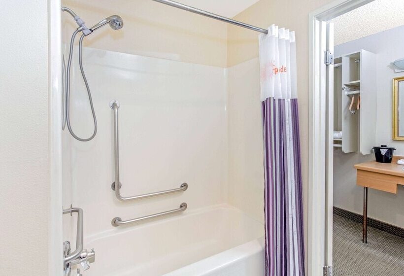 Номер Deluxe, La Quinta Inn By Wyndham Milwaukee Airport / Oak Creek