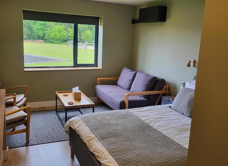 Quarto Familiar, Open Acres Accommodation And Airport Parking