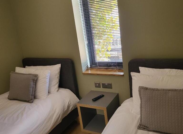 Quarto Familiar, Open Acres Accommodation And Airport Parking