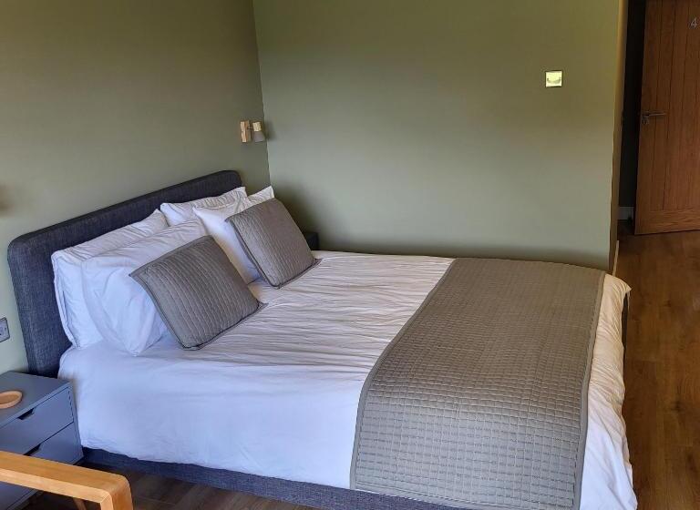 Quarto Familiar, Open Acres Accommodation And Airport Parking