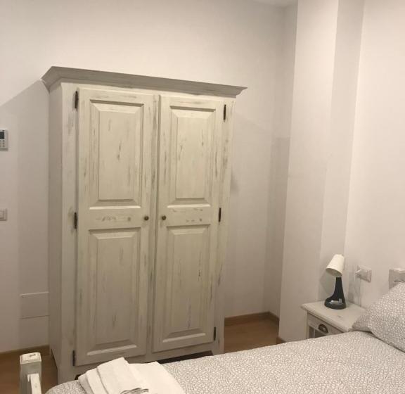 اتاق لوکس, A Casa Di Titty