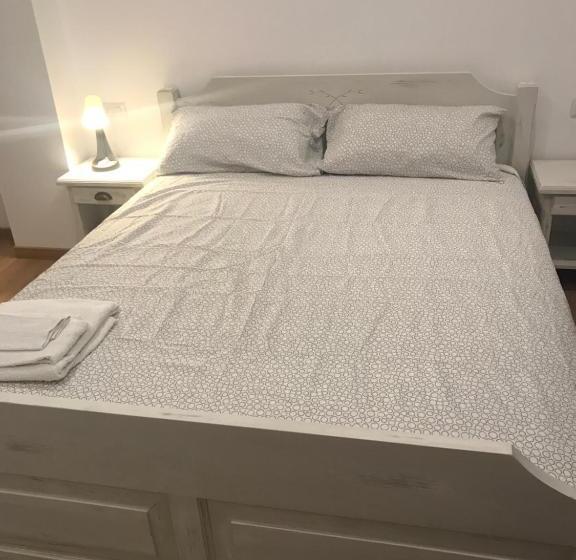 اتاق لوکس, A Casa Di Titty