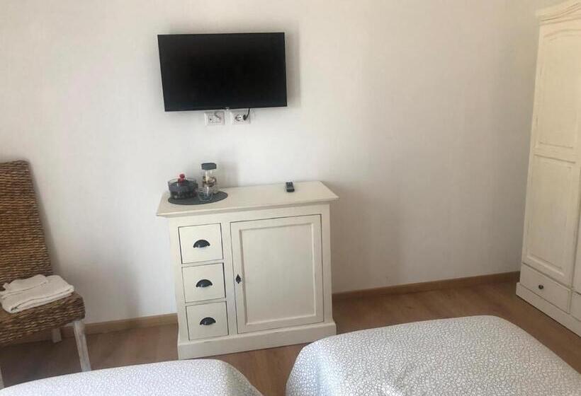 اتاق لوکس, A Casa Di Titty