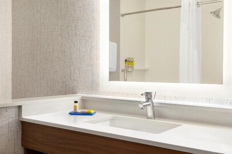 Номер Стандарт, Holiday Inn Express & Suites   Beaver Dam, An Ihg