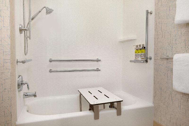 Номер Стандарт Кровать Кинг Адаптированный для Инвалидов, Holiday Inn Express & Suites   Beaver Dam, An Ihg