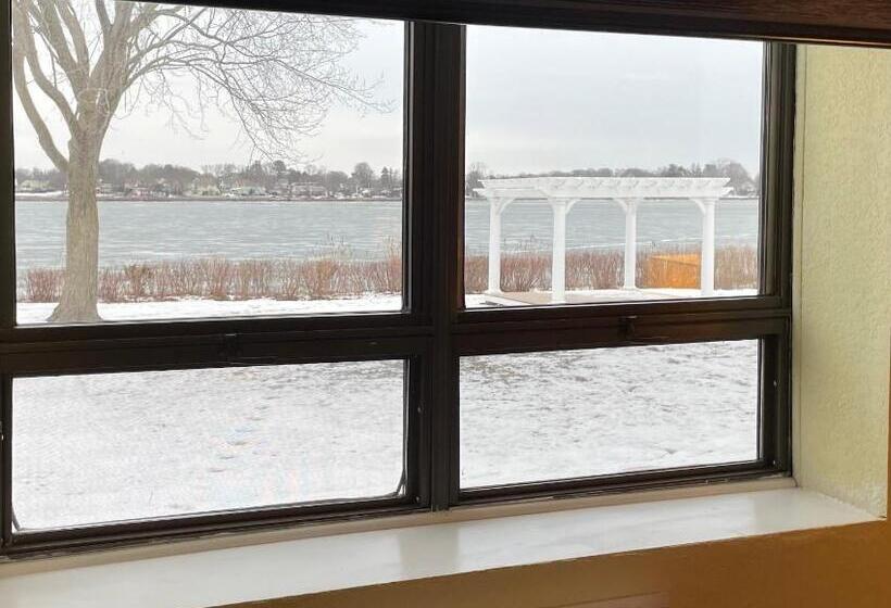 Номер Стандарт 2 Двуспальные Кровати, Lakeside Inn