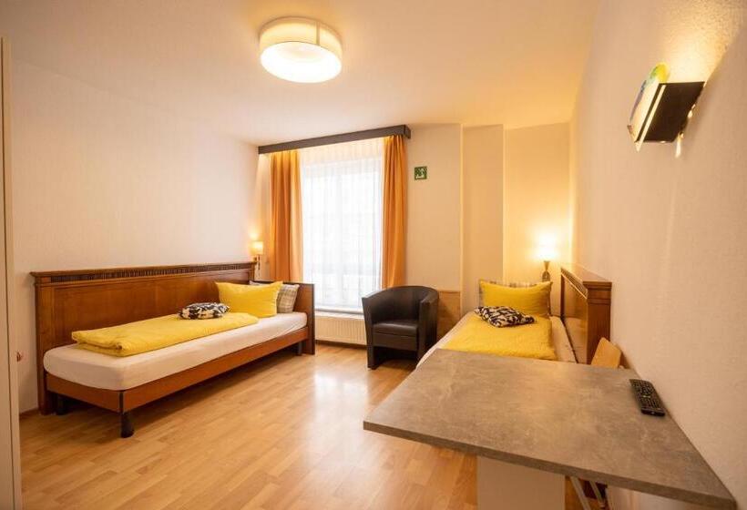 استودیوی استاندارد, Ford Apartment