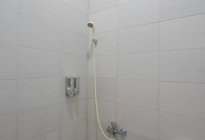 Семейный Номер, Reddoorz Near Alun Alun Subang