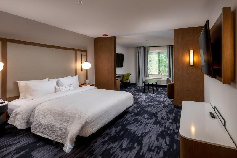 带大床的套房, Fairfield Inn & Suites By Marriott Little Rock Airport