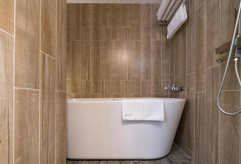 خانه 4 خوابه, Eden Court