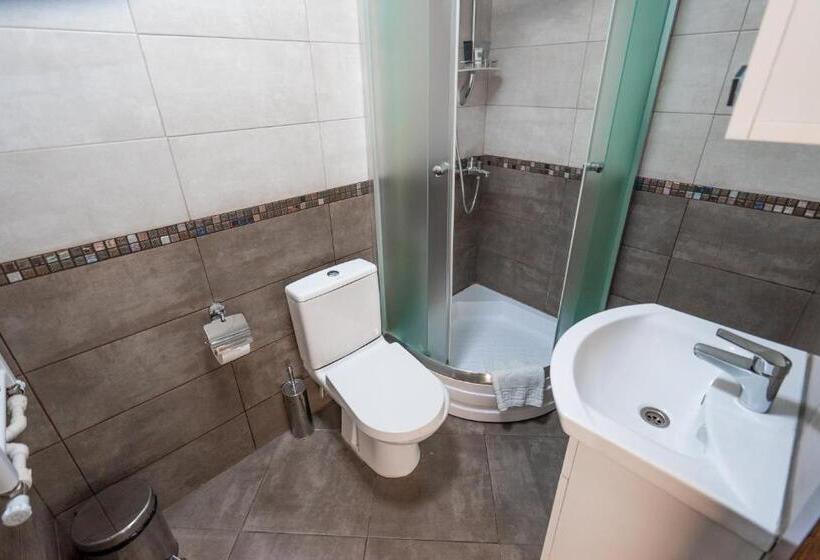 Economy Quadruple Room, Goodaura