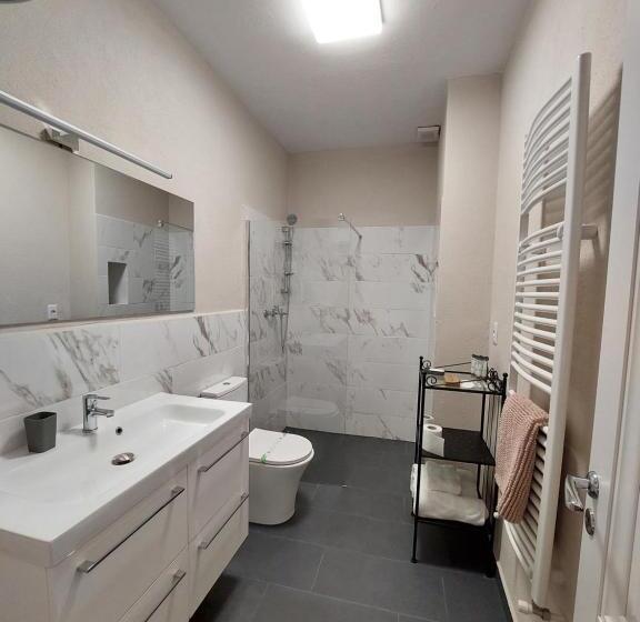سوئیت جونیور خانوادگی, Mandarin Premium Apartments