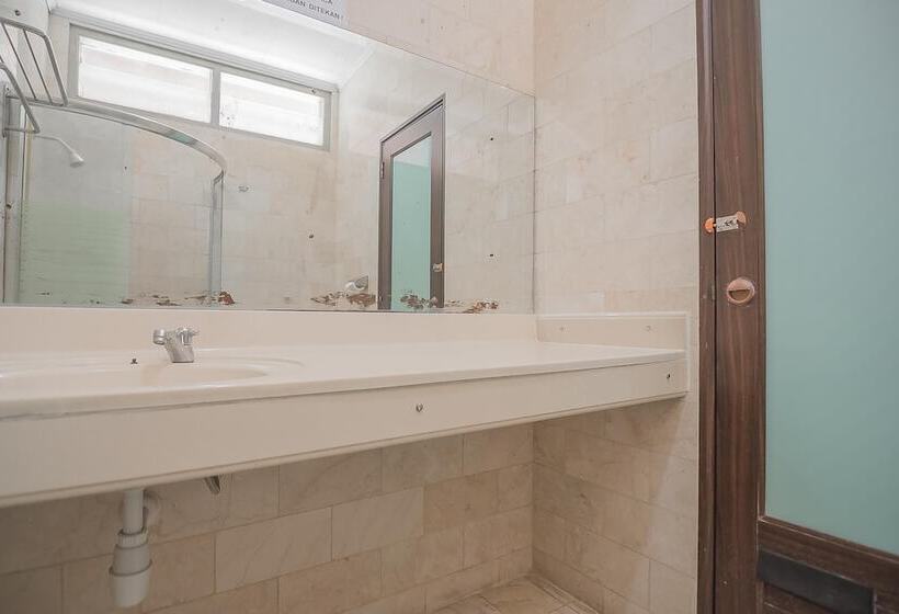 Номер Стандарт, Reddoorz @ Jalan R.e. Martadinata Sukabumi