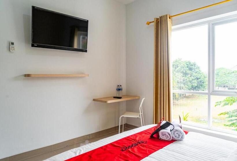 Номер Deluxe, Reddoorz Plus Near Teras Kota 3