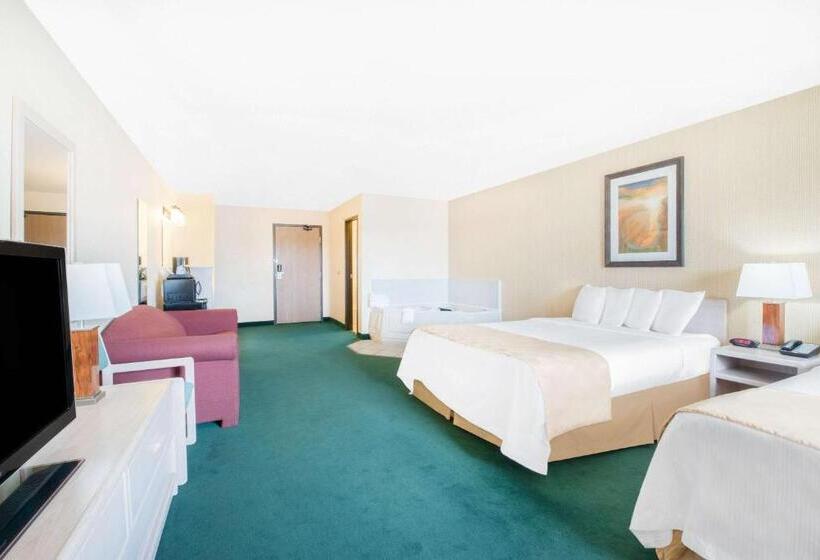Люкс Deluxe Кровать Кинг, Days Inn & Suites By Wyndham Fargo 19th Ave/airport Dome