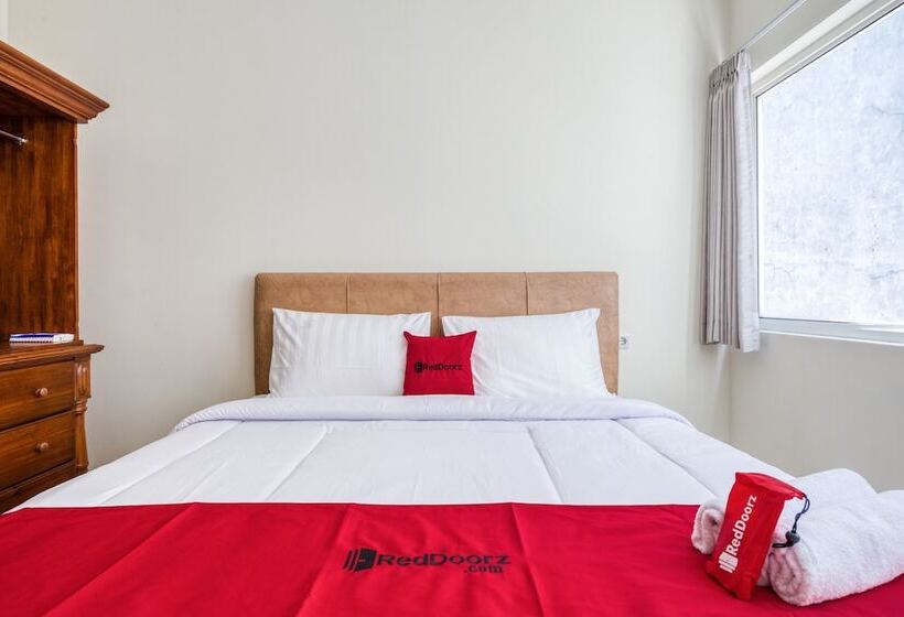 Номер Стандарт, Reddoorz Near Ciputra World 3
