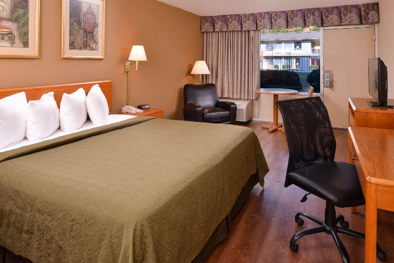 스탠다드 룸 킹사이즈 침대, Quality Inn Dutch Inn