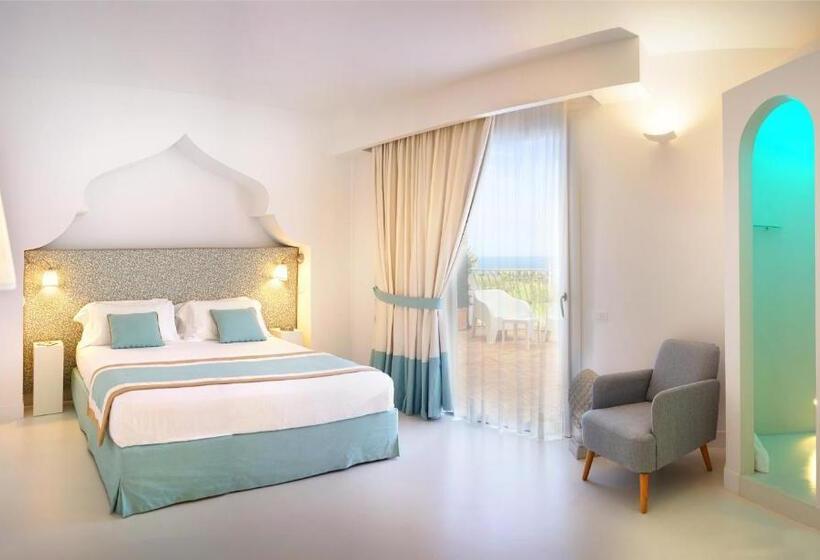 Люкс Вид на Бассейн, Il Borghetto Creative Resort