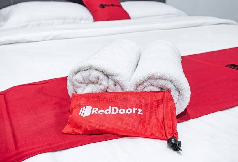 Номер Deluxe, Reddoorz Plus Near Thamrin Plaza Medan