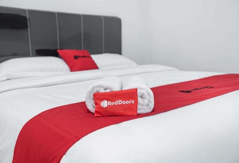Номер Deluxe, Reddoorz Plus Near Thamrin Plaza Medan