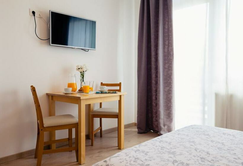 Номер Стандарт Вид на Бассейн, Rooms & Apartments Karlo
