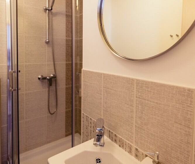 Номер Стандарт Вид на Бассейн, Rooms & Apartments Karlo
