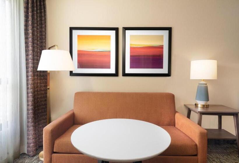 מיטת קינג בסוויטה, Staybridge Suites Memphis Poplar Ave East, An Ihg