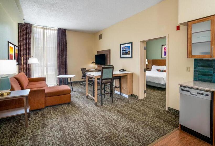 מיטת קינג בסוויטה, Staybridge Suites Memphis Poplar Ave East, An Ihg