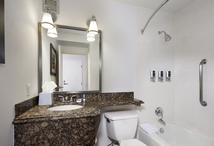 带2个双人床的标准工作室, Four Points By Sheraton Kansas City Airport